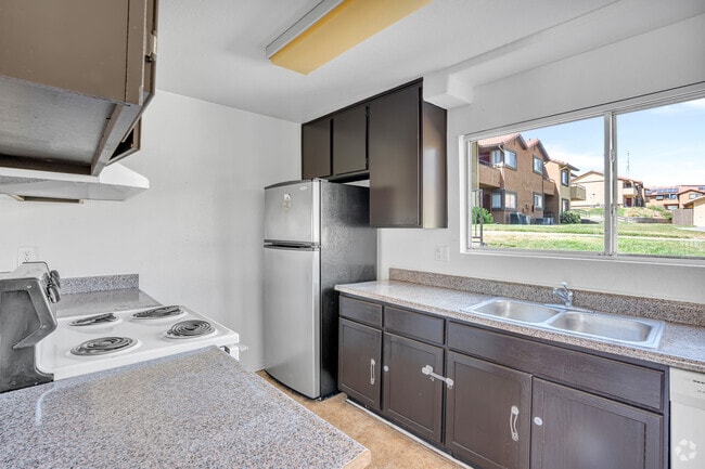 1BR, 1BA - 650SF - Kitchen - Sunset Pointe Apartments
