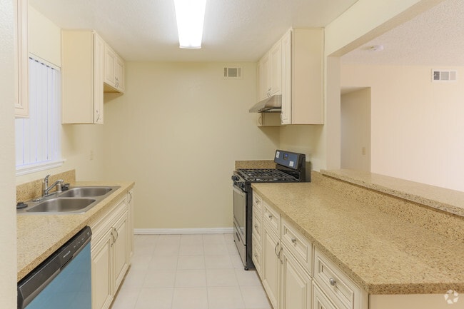 Bedford 2BR, 2BA - 960 SF