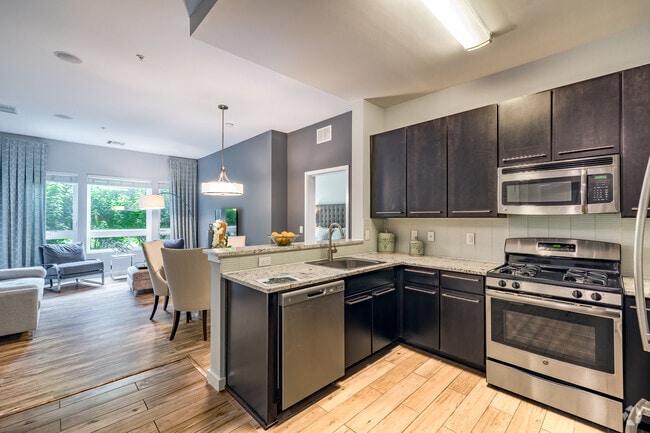 2 BD, 2BA - 980SF - Kitchen & dining room - Xchange at Secaucus Junction