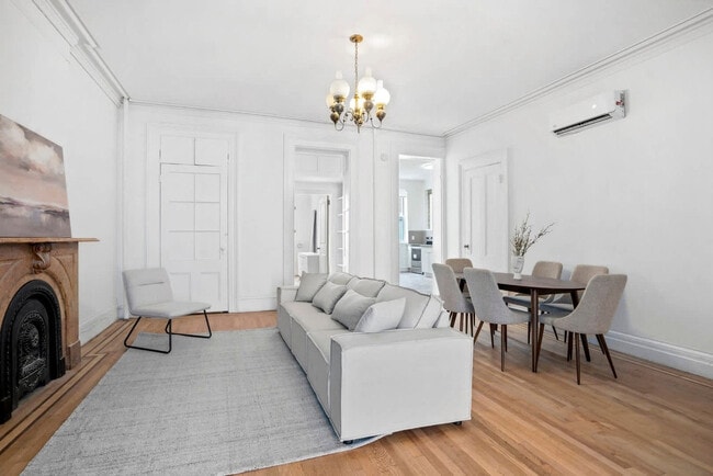 Building Photo - 257 W 19th St Rental