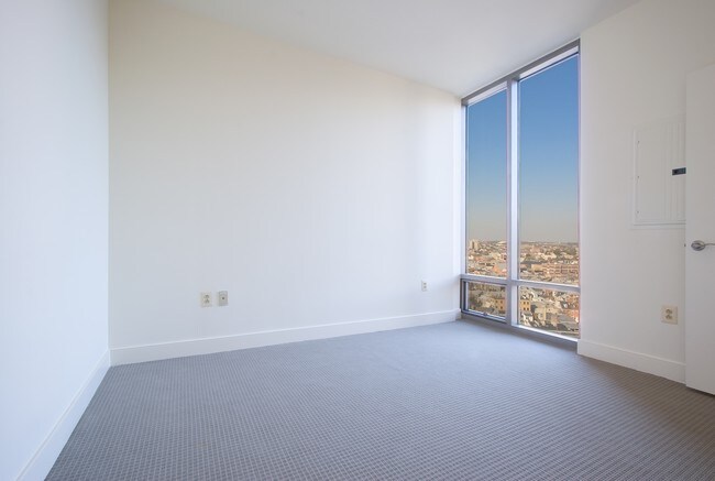 Floor to Ceiling Windows with Blackout Shades - 675 S President St Unidad #1507