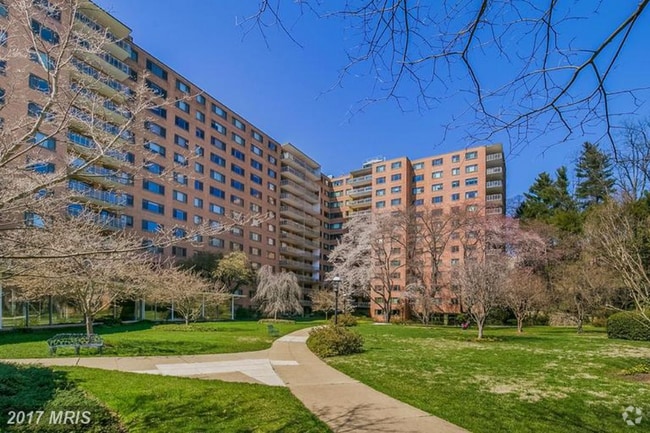 Building Photo - 4201 Cathedral Ave NW Rental