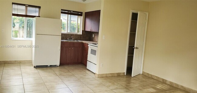 Building Photo - 1310 NE 127th St Unit 6