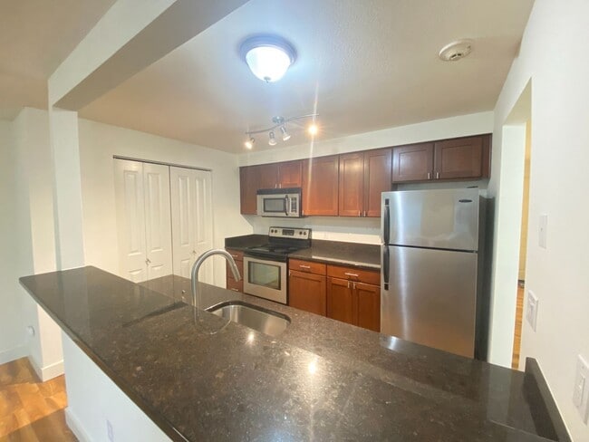 Photo - Fantastic location for this spacious 2 lev... Unidad B120