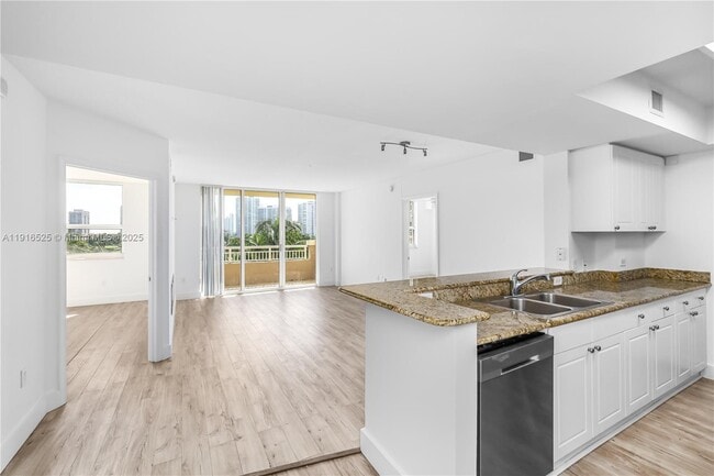 Building Photo - 19501 W Country Club Dr Unit 515