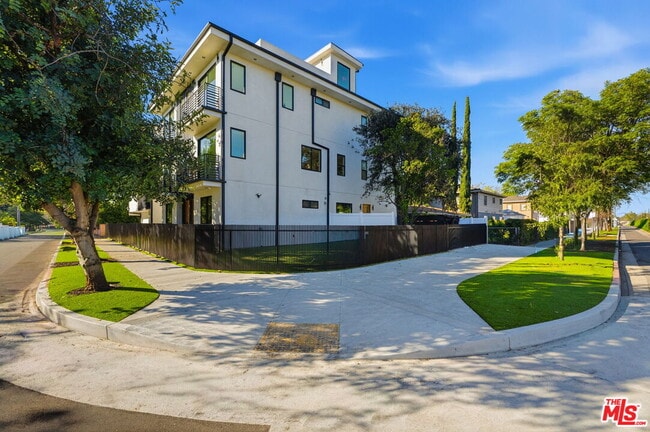 Photo - 13600 Burbank Blvd