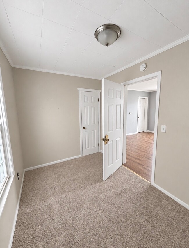 1233 W Monroe St Unit Upper