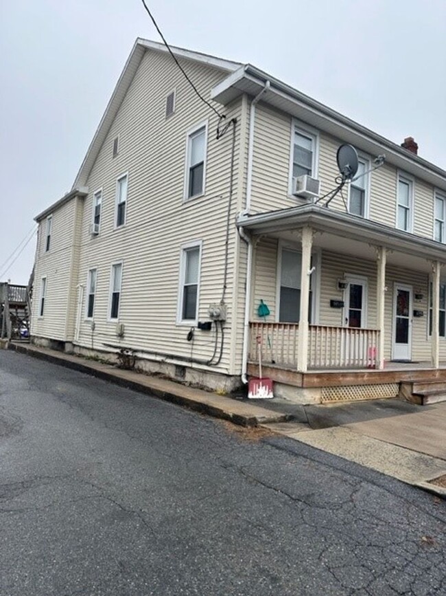 Photo - 46 N Chestnut St Apartment Unit 1