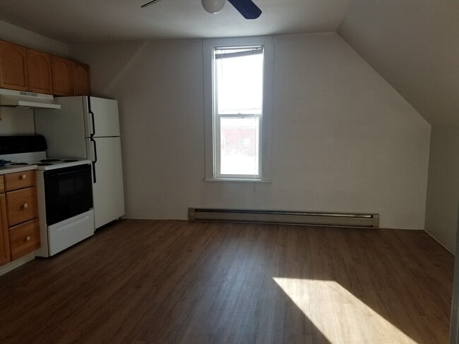 Building Photo - 224 W 1st St Unit 3