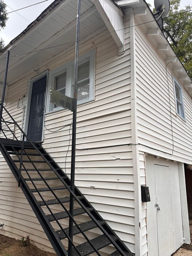 Building Photo - Highland - 1 bed 1 Bath - Freshly Painted Rental
