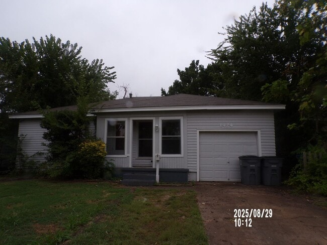 Building Photo - 1424 NW Logan Ave Rental