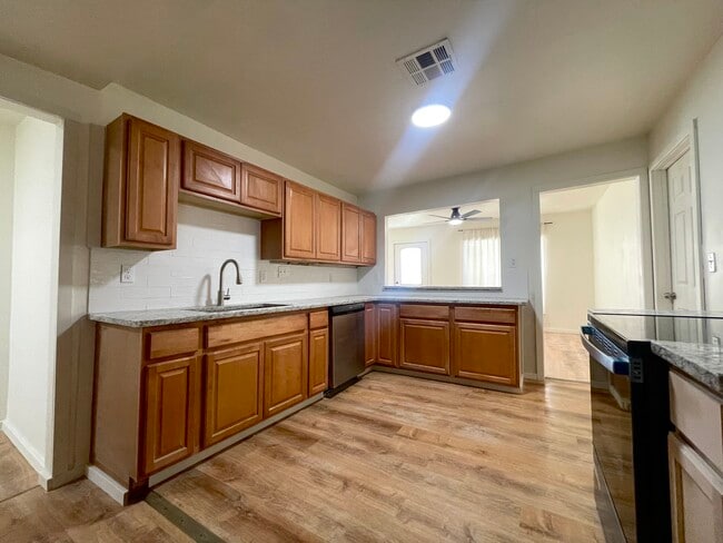 Photo - 209 W 2nd St