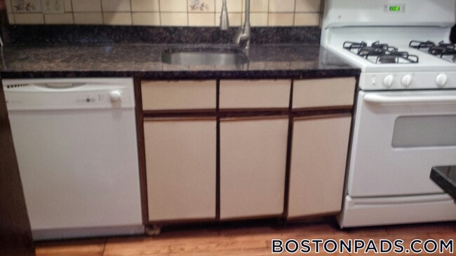 58 Queensberry St Unit G2