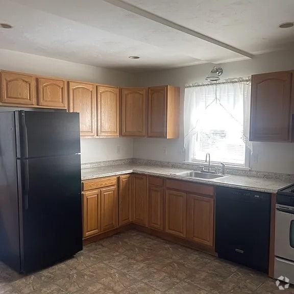 Building Photo - 229 Rollstone St Unit 2 Rental