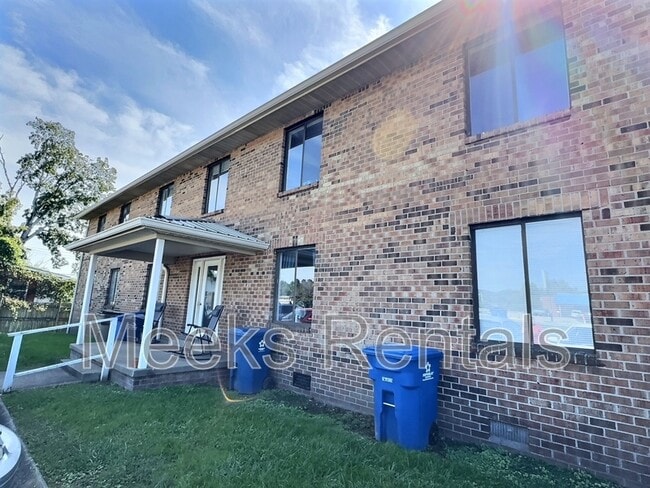 Building Photo - 2211 US-60 Unit B