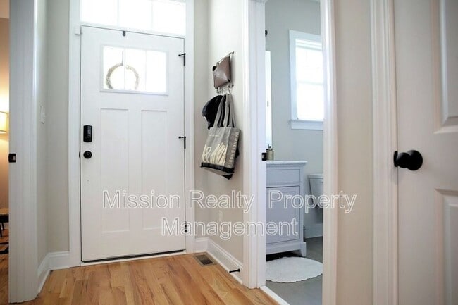 Photo - 5300 Wingfield St