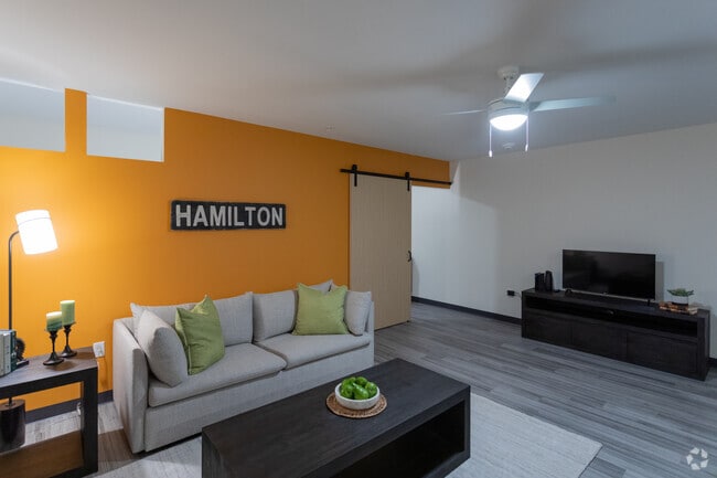 1BR, 1BA - 821SF - third + dayton