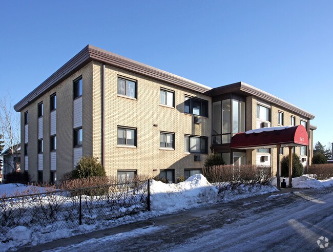 Photo - 966-976 Robert St S