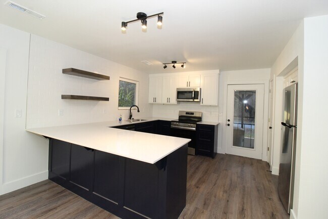Photo - 50 E 7th St