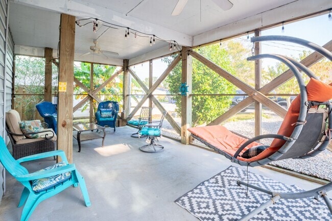Building Photo - FURNISHED OFF-SEASON MONTHLY RENTAL-STARTI...