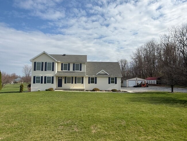Building Photo - For Rent 3 bed / 2.5 bathrooms | attached 2 car-garage plus detached 2 car-garage on a 1.52-acre ...