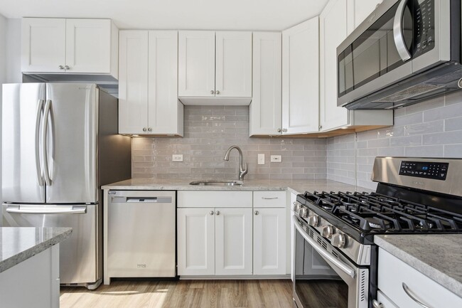 Photo - Bright Top-Floor 2BR Condo in The Whitehall with Garage Parking! Unidad 902