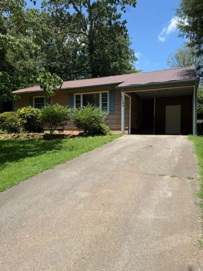 Building Photo - 2 Bedroom, 1 Bath home nestled in the heart of Maryville city in historic Sunset View.