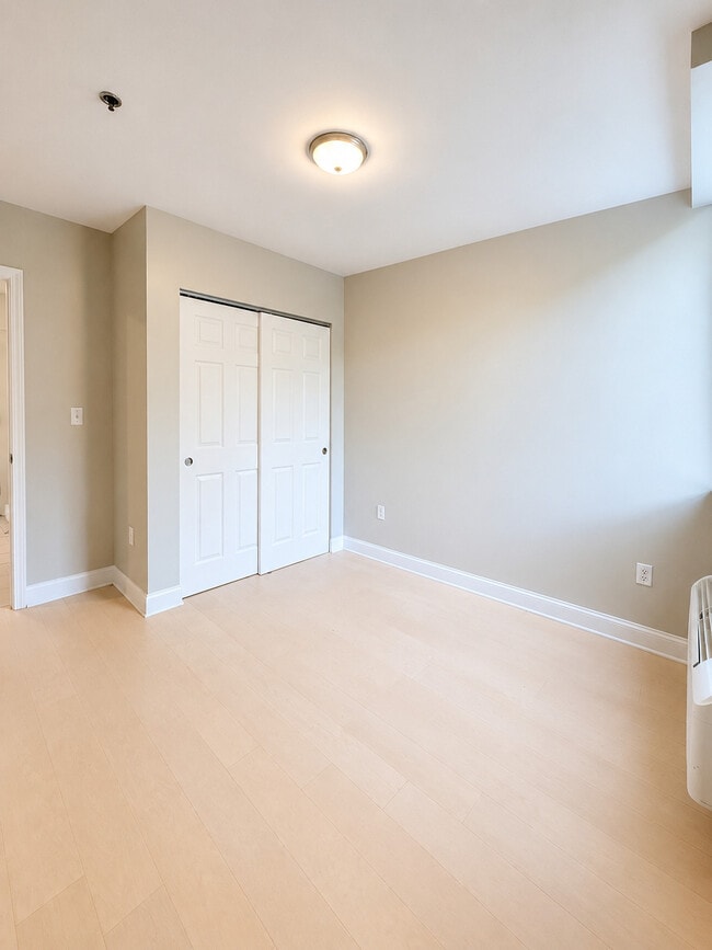 1BR, 1BA - 575SF - Bedroom