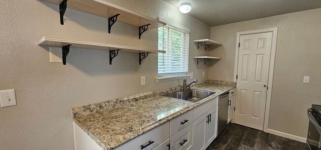 Photo - Large Yard - NE Grants Pass