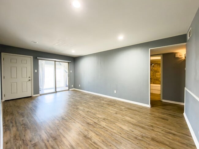 Building Photo - 12633 Memorial Dr Unit 156