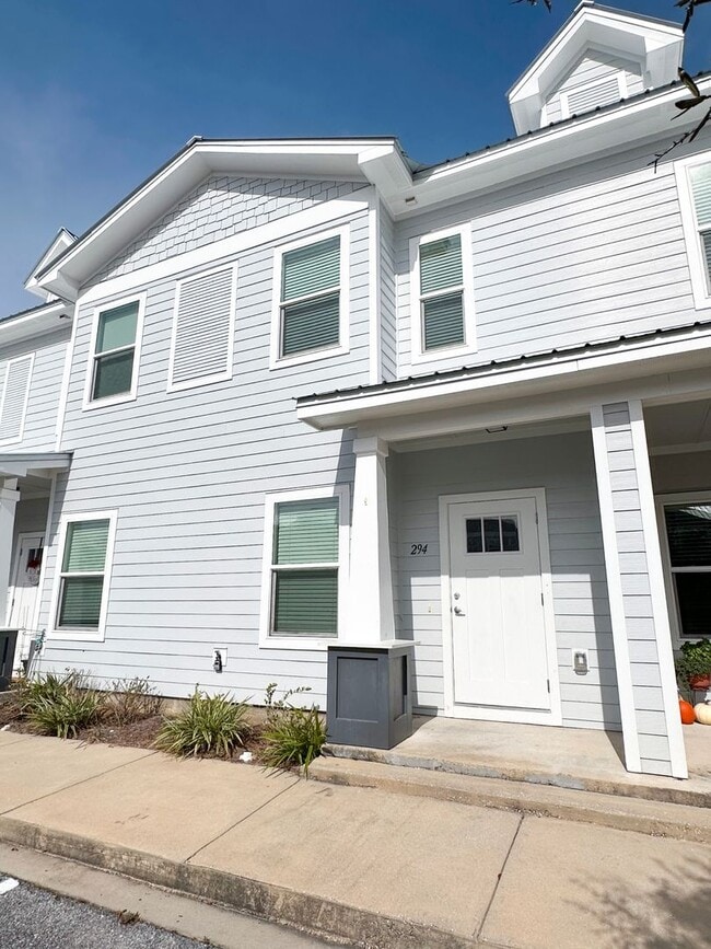 Building Photo - Centrally located townhome in The Verandas