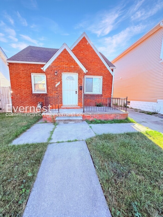 Building Photo - 3 Bed/1 Bath Home with Off-Street Parking / Pet-Friendly / Vouchers Accepted / Available Now!