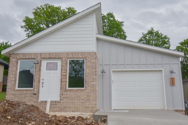 Building Photo - 2 Bed 2 Bathroom Home!!