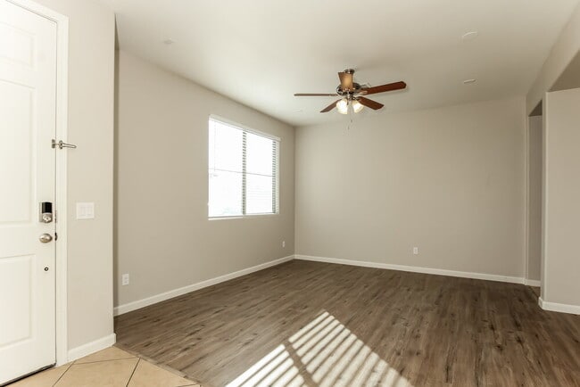 Photo - 912 E Brooke Pl