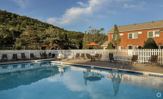 Fun in the Sun at the Cliffside Pool! - Cliffside Apartments