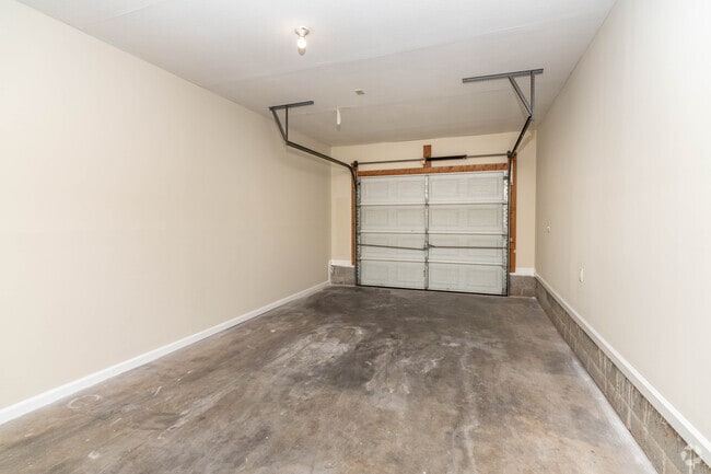 2BR, 1BA - 1,000SF - Garage