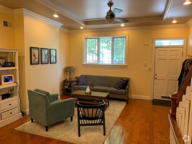 Building Photo - 527 Catharine St Rental