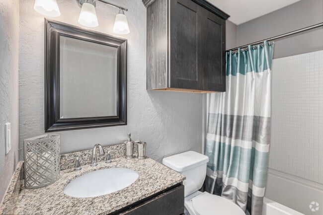 1BD, 1BA - 700SF - Bathroom