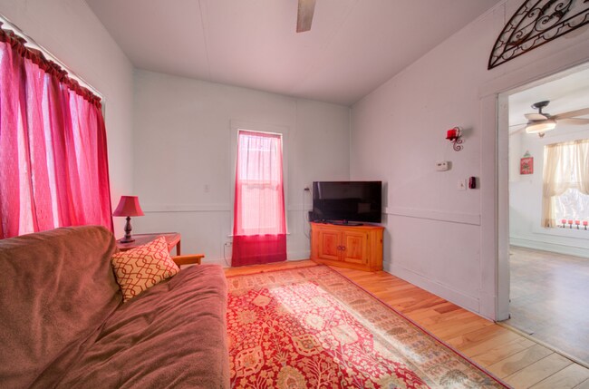 Photo - 318 First Ave E