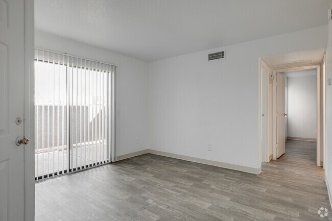 2BR, 1BA - 625SF