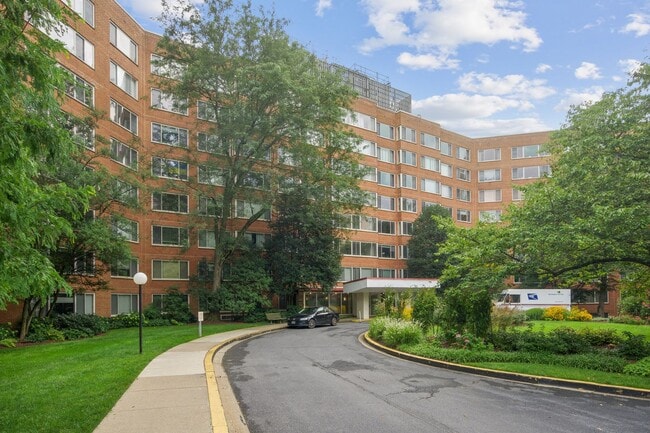 Photo - Walk to Georgetown! One Month Concession! Professionally Managed & Recently Renovated // 1 Bedroo... Unidad 727