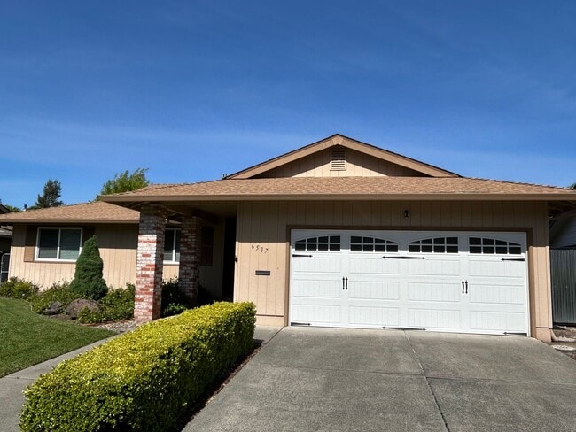 Building Photo - Welcome to this charming 3-bedroom, 2-bath home located in a desirable Oakmont 55+ adult community