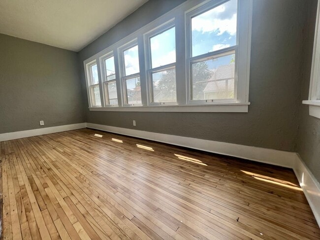 Photo - Breathtaking 3 bedroom 1 bath house in Minneapolis!!