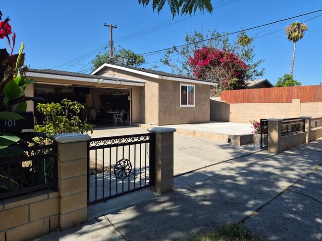cul-de-sac street - 901 E Occidental St