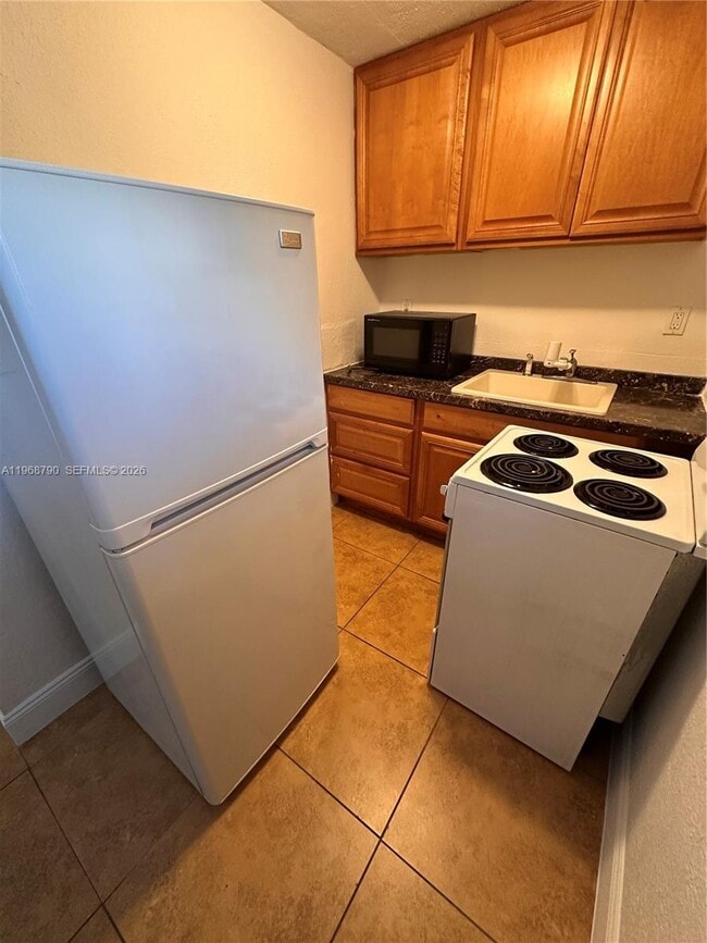 Photo - 6131 SW 39th St Unit East