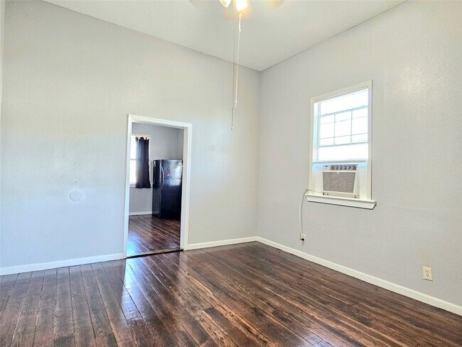 Photo - 4226 Winnie St