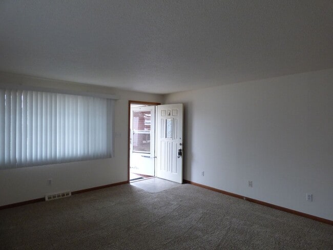 Photo - 1439-1441 Stuart St