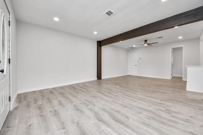 Photo - 302 County Park Dr