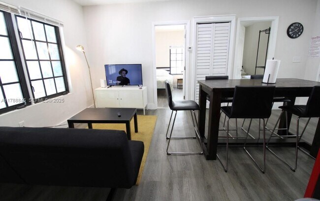 Photo - 921 SW 9th St Unidad B