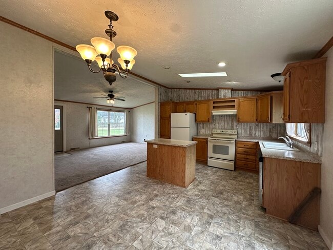 Photo - 1725 Burnside Rd